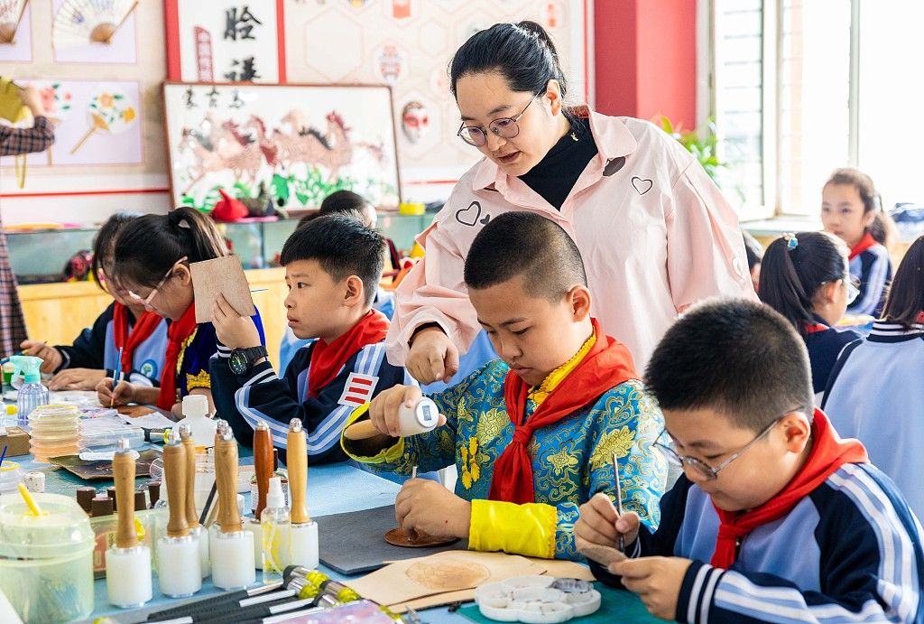 呼和浩特:小学开展"民族一家亲"活动 促进各民族师生之间交流
